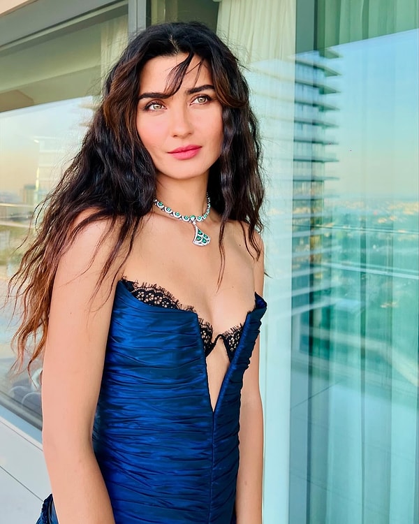 Tuba Büyüküstün yıllardır yalnızca oyunculuğuyla değil, kendine has dünyasıyla da magazin gündeminin en değişmez isimlerinden biri.