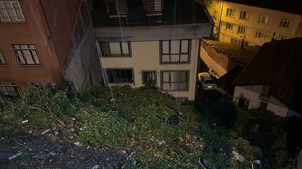 Kayan toprağın hemen altındaki apartmanda yaşayan 25 kişi, tedbir amacıyla evlerinden çıkarıldı.