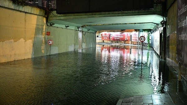Öte yandan Zincirlikuyu alt geçidini su bastı, trafiğe kapatılan geçitte tahliyenin sabaha kadar sürmesi bekleniyor.