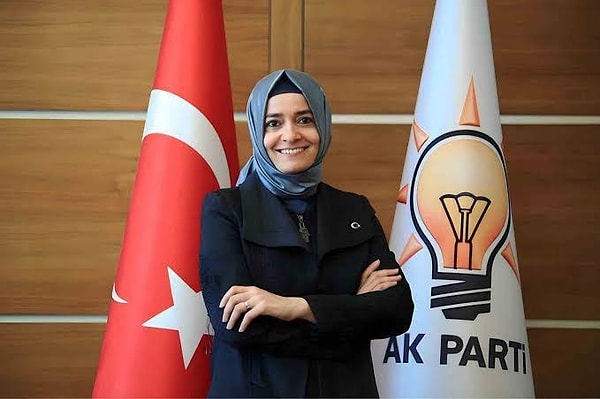 Saat 23.18'de yayımlanan resmi açıklamada ise tek bir ifade değişti: "tüm görevlerimden".