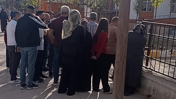 Olayı duyan veliler ise çocuklarını almak için okulun önüne akın etti.