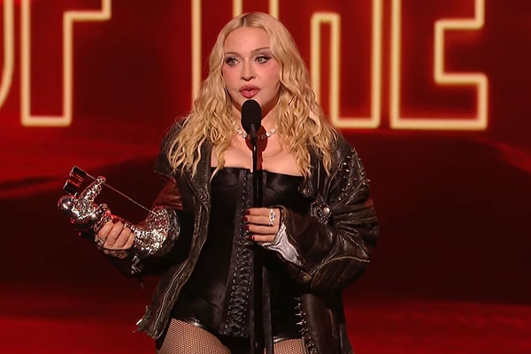 Gecenin en büyük ödüllerinden "Yılın Sanatçısı"nı Taylor Swift, Ariana Grande ve Sabrina Carpenter gibi isimlerin arasından sıyrılan Madonna kaptı.