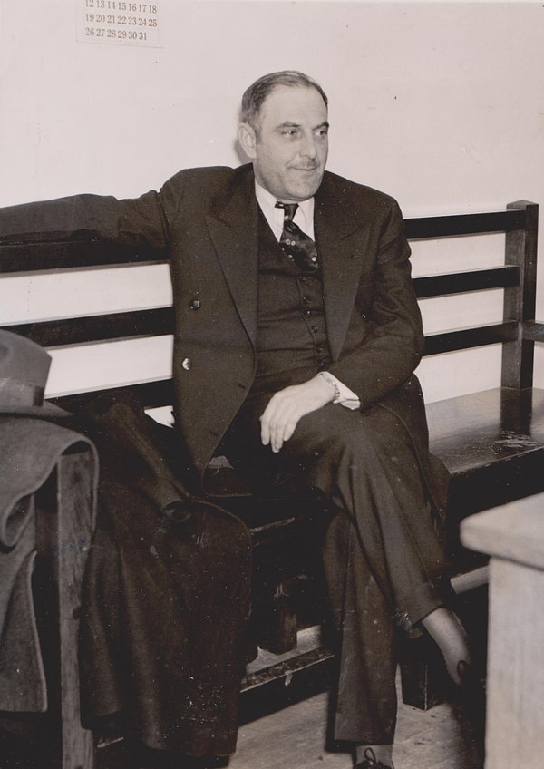 Victor Lustig, 1925'te Eyfel Kulesi'ni hurda olarak sattı ve kurbanı utancından polise bile gidemedi.
