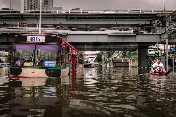 Bangkok'ta perşembe günü başlayan yağmur iki gün boyunca durmadı, bazı bölgelerde metrekareye 300 milimetreden fazla yağış düştü.