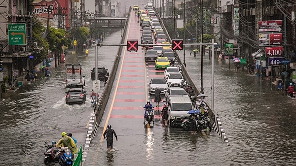 Bangkok Taşkın Kontrol Merkezi'ne göre sel kent genelinde 329 bin haneyi ve yaklaşık 700 bin kişiyi doğrudan etkiledi.