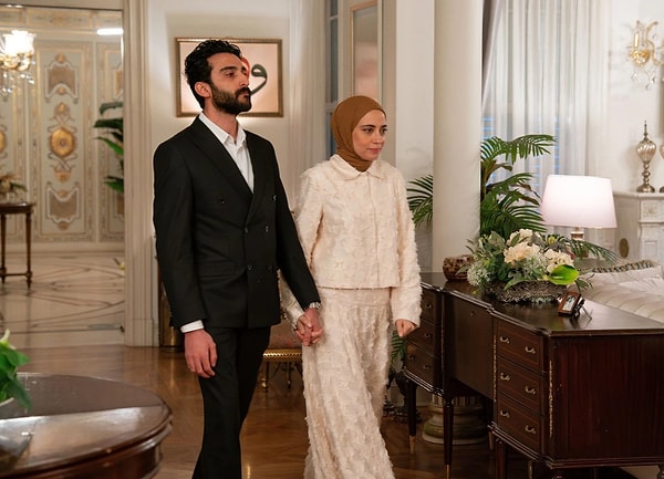 Ceren Karakoç'un diziden çıkarılmasına da benzer bir buluşma paylaşımının neden olduğu iddia edilmişti.