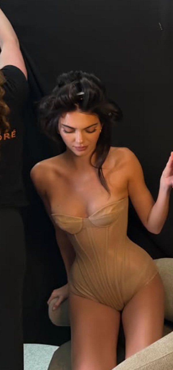 Kendall Jenner, podyuma çıkmadan hemen önce kulisten karelerini paylaştı.