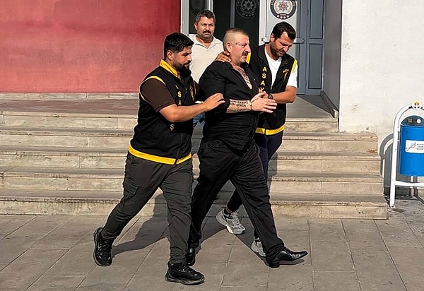 Yargıtay'ın Onadığı 12,5 Yıllık Cezadan Kaçan Akçay, Adana'da Yeşilyurt Mahallesi'ndeki Bir Evde Saklanırken Yakalandı.