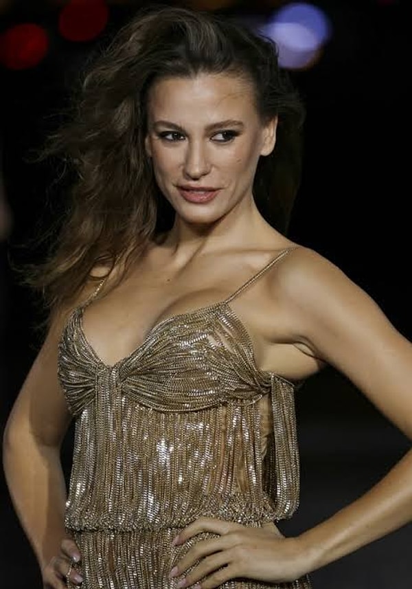 Serenay Sarıkaya, girdiği her ortamda dikkatleri üzerine çekmeyi başarıyor.