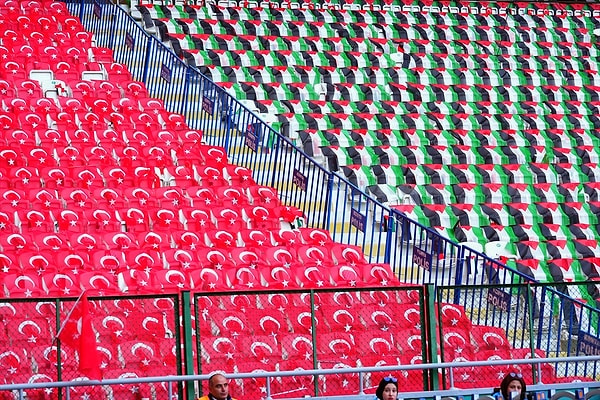 Konya Büyükşehir Belediye Stadyumu'nda oynanan maç öncesinde Filistin Milli Takımı oyuncuları sahaya çıkarak taraftarı selamladı.