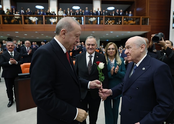 Bahçeli'den Erdoğan'a kırmızı-beyaz gül.