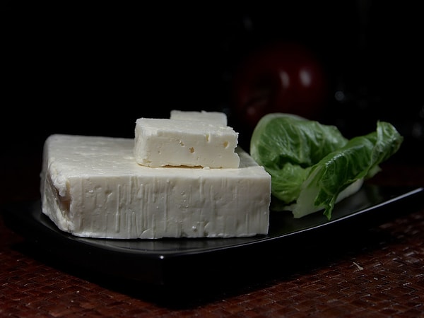 Feta, güçlü aromasıyla küçük porsiyonlarda bile doyuruyor.