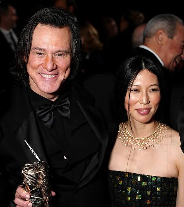 Uzun süredir gözlerden uzak bir ilişki yaşayan Jim Carrey ve Min Ah, sessiz sedasız evlendi.