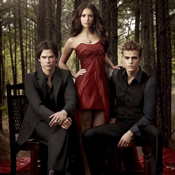 The Vampire Diaries'in ikonik karesinde Elena da Damon ile Stefan'ın arasında aynı pozla duruyordu.