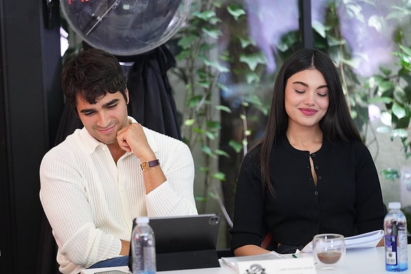 Susuz Yaz'ın başrollerinde Osman'ı Mert Ramazan Demir, Bahar'ı Lizge Cömert canlandırıyor.