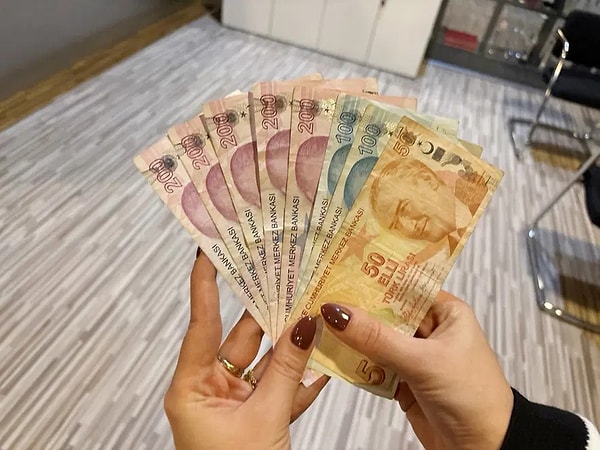 Aylık 2008'de boşandığı eşiyle birlikte yaşadığı gerekçesiyle kesildi.