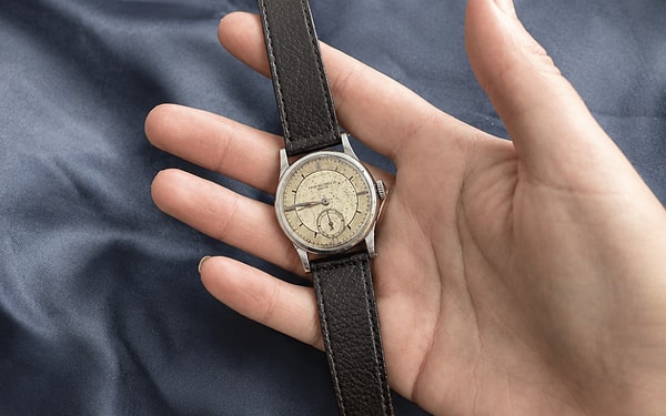 Paslanmaz çelik kasası saati nadir kılıyor, çünkü Patek Philippe o dönemde çok az sayıda paslanmaz çelik saat üretmişti.