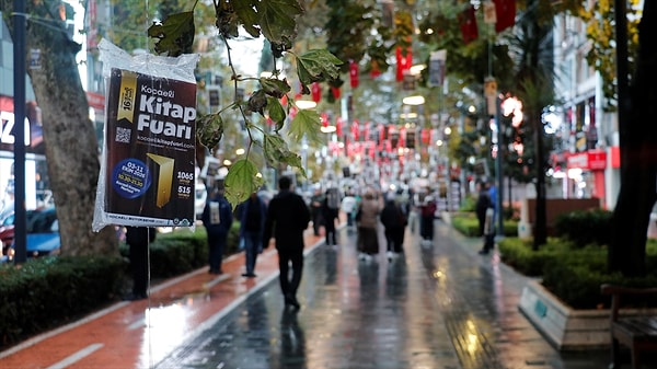 Fuar öncesi düzenlenen "Ağaçlar Kitap Açtı" etkinliğinde sabahın erken saatlerinde İzmit Cumhuriyet Bulvarı'ndaki çınar ağaçlarının dallarına kitaplar asıldı.