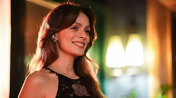 Özge Özpirinçci ile Kübra Süzgün'ün yolları Kadın dizisinin setinde, anne-kız rolüyle kesişmişti.