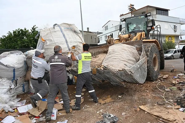 Kepez Belediyesi ekipleri, ev içinde biriken kullanım ömrünü tamamlamış eşya ve atıkları tek tek tahliye etti.