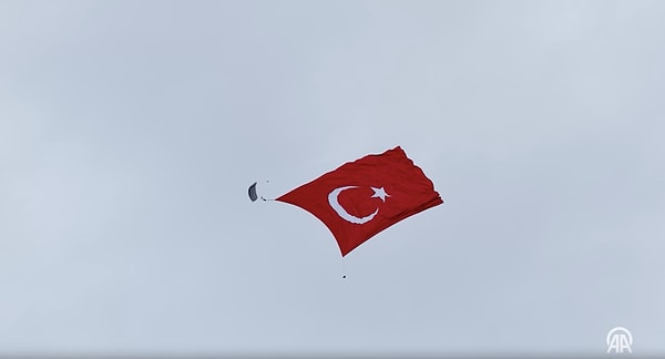 Gökyüzü Kırmızı Beyaza Büründü