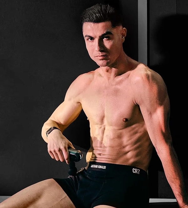 Yıllar içerisindeki değişimi defalarca estetik iddialarına konu olan Cristiano Ronaldo, bu kez kaşlarıyla dikkatleri üzerine çekti.