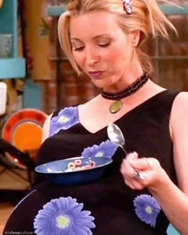Phoebe'nin dizide taşıdığı üçüzlerin arkasında aslında Lisa Kudrow'un 4. sezondaki gerçek hamileliği vardı.