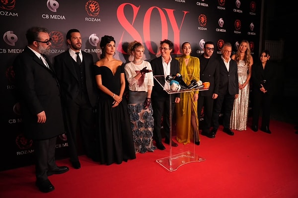 Farah Zeynep Abdullah, televizyonla başlayan kariyerinde birbirinden farklı karakterlerle karşımıza çıktı.