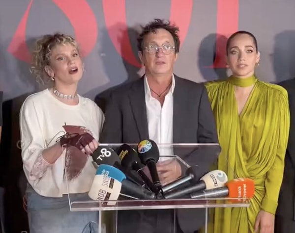 Farah Zeynep Abdullah, kendisini de öven soruyu çevirmek istemeyince sözü Özge Özacar aldı.