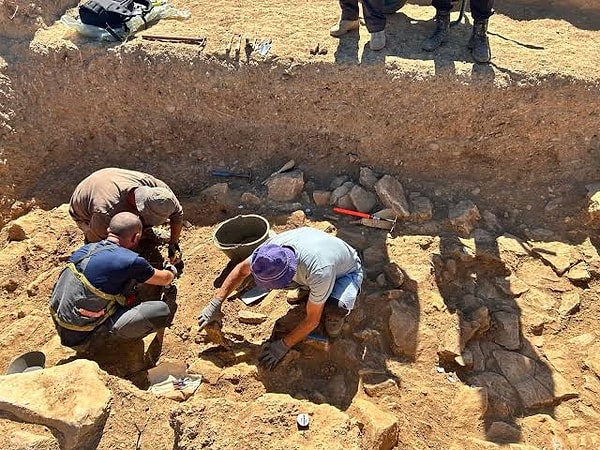 Ölü, miğfer, kalkan, kılıç ve mızraklardan oluşan eksiksiz bir silah takımıyla gömülmüştü.