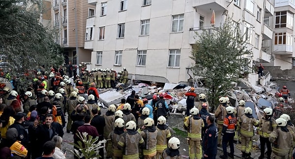 AFAD, itfaiye, UMKE, polis ve sağlık ekipleri enkaz başında arama kurtarma çalışması yürüttü.