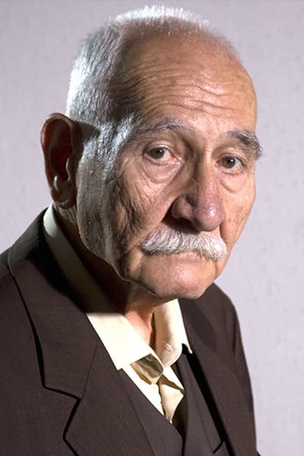 Arif Erkin Güzelbeyoğlu, Kapıcı Cafer rolü için ilk düşünülen ismin Genco Erkal olduğunu anlattı.