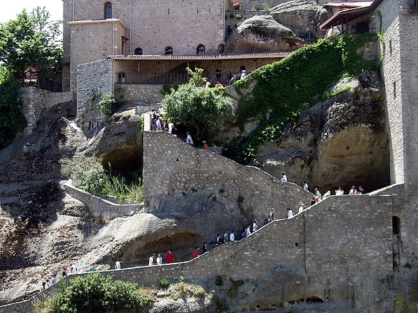 Yunanistan'daki manastıra şortla giden gezgine örtüyü bir rahibe uzattı