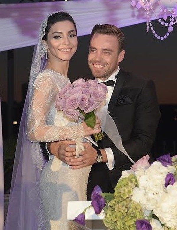 Murat Dalkılıç ile Merve Boluğur’un iki yıl süren evliliği, boşanmalarının üzerinden yıllar geçmesine rağmen konuşulmaya devam ediyor.