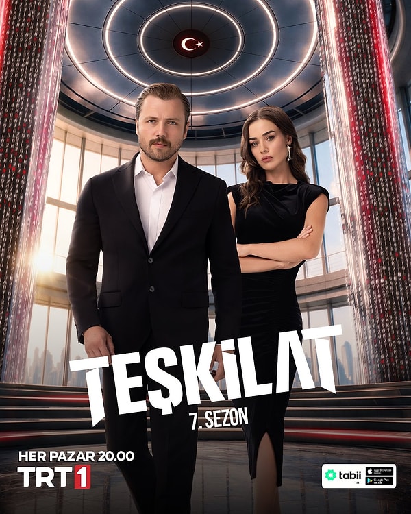 Afişte Tolga Sarıtaş ile Bensu Soral, tavanında ay yıldız bulunan kubbeli bir salonda yan yana poz verdi.