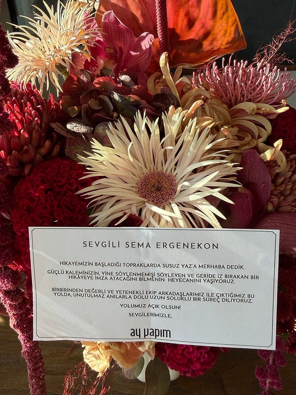 Ay Yapım, sete çıkılan gün senarist Sema Ergenekon'a notlu bir çiçek gönderdi.