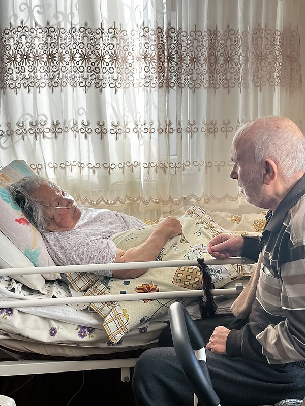 Leziz Hanım iki ay hastanede kaldı, yatağa bağımlı durumda ambulansla eve getirildi