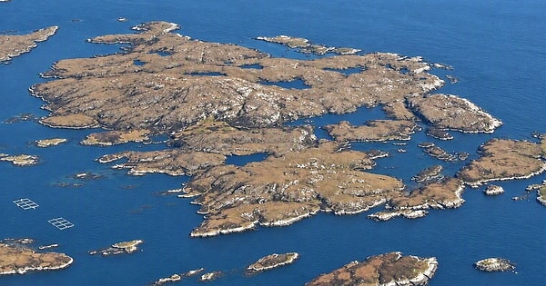 Yaklaşık 392 hektarlık ada, Benbecula Adası'nın doğu kıyısının hemen açığında bulunuyor.
