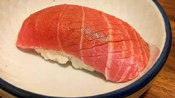 3. sırada Japonya'dan chutoro nigiri sushi var.