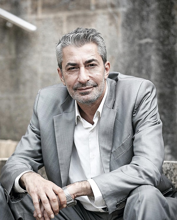 Türk televizyonlarının en tanıdık yüzlerinden Erkan Petekkaya'yı yıllardır yalnızca oyunculuğuyla konuşmuyoruz biliyorsunuz.