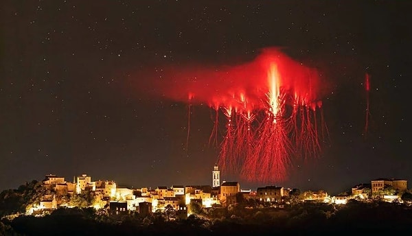 Birkaç milisaniye süren olayı insan gözüyle fark etmek çok zor.