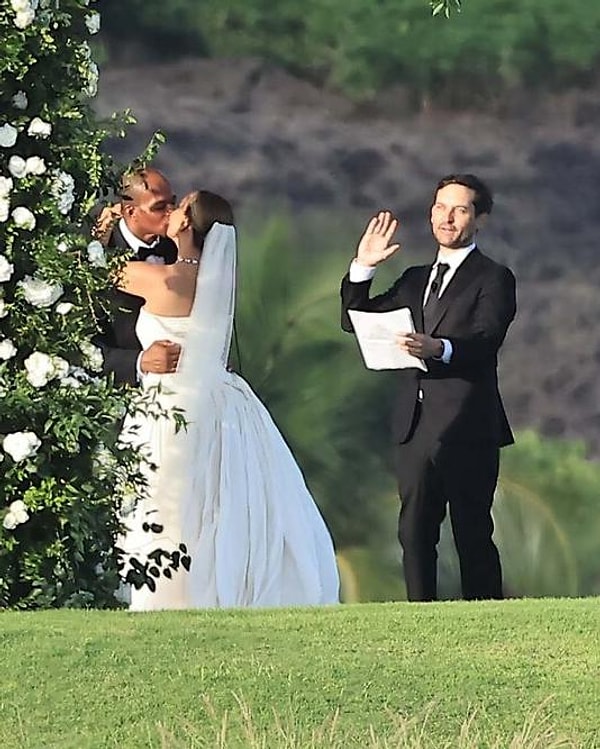 Tobey Maguire, Hawaii'deki törende eski eşi Jennifer Meyer'ı Geoff Ogunlesi ile bizzat evlendirdi.