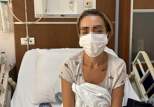 İşlemden birkaç gün sonra göz kapağı düştü, ardından yutkunmak da zorlaştı.