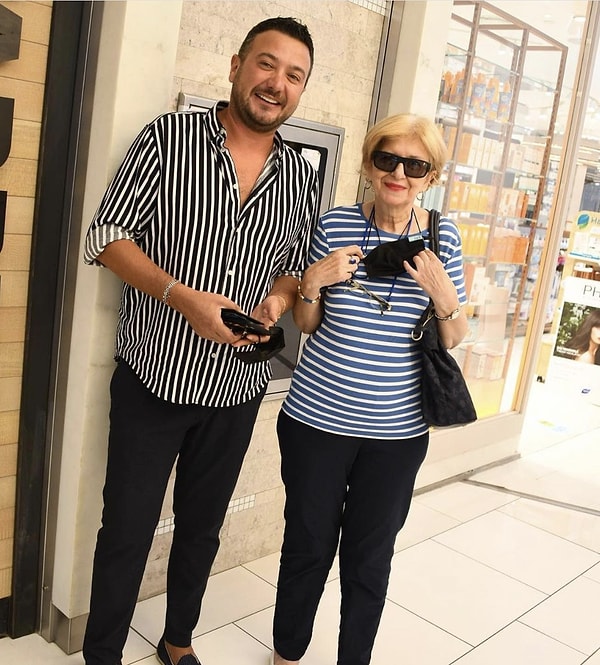 Onur Büyüktopçu, annesi Ayşe Hanım'a bir buçuk yıl önce Parkinson, ardından demans teşhisi konulduğunu anlattı.