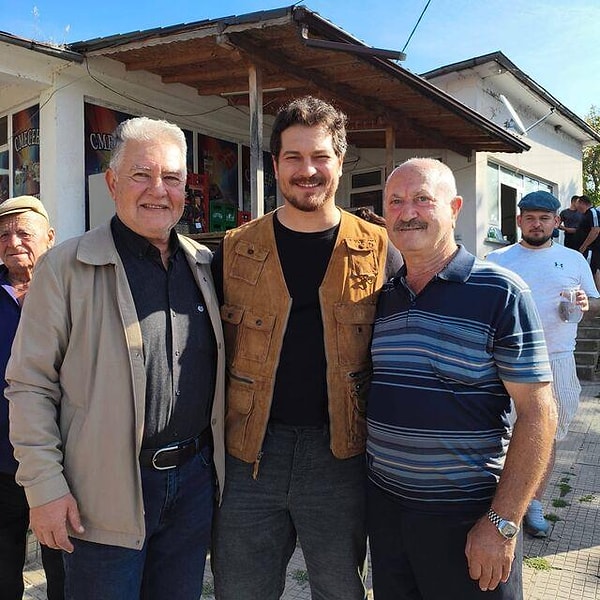 Gelelim Çağatay Ulusoy'un köy gezisinde tercih ettiği ve sosyal medyada pek de beğenilmeyen o meşhur yeleğine!
