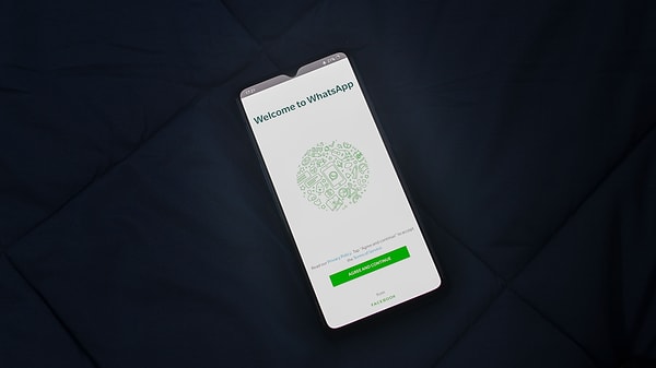Dolandırıcı, “GhostPairing” yöntemiyle kendi cihazını kurbanın hesabına bağlıyor.