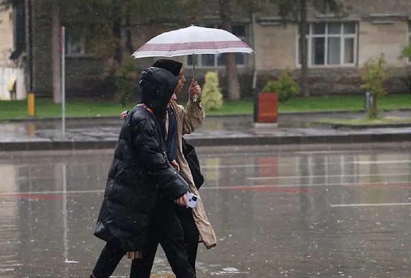 İstanbul'da hafta sonu 28 dereceyi bulan sıcaklık, kuvvetlenen rüzgârla 8-10 derece birden düşecek.