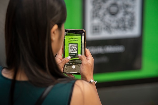 Alıcı telefonundaki QR kodu okutacak, sistem T.C. kimlik numarasıyla eşleştirip yaşı kontrol edecek.