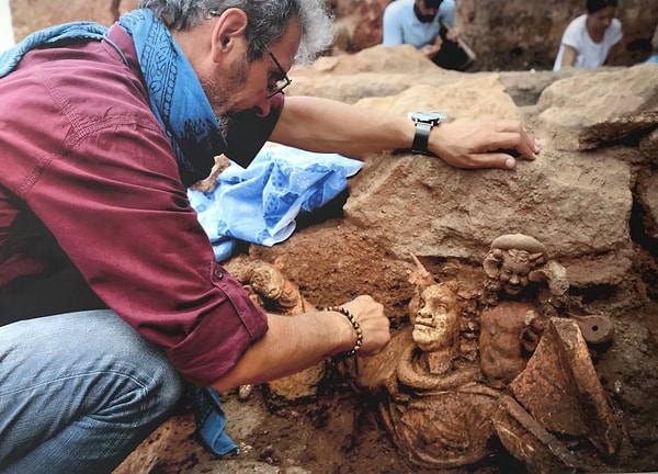 Kalenin, kendisini Dionysos'la özdeşleştiren Pontus Kralı VI. Mithridates tarafından inşa edildiği düşünülüyor.