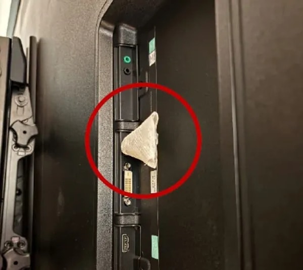 Cihaz, televizyonun arkasındaki USB girişine takılmıştı